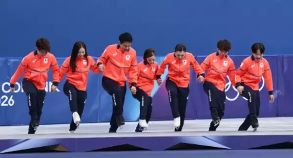 表彰台に上がる日本チーム　五輪