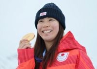 金メダルを手にする深田　五輪