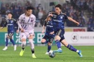 攻め込む藤尾　Ｊリーグ