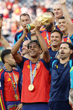 喜ぶヤマル　Ｗ杯サッカー