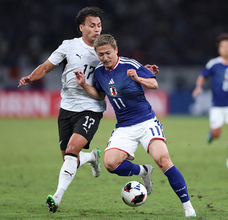 競り合う前田　キリン杯サッカー