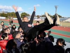 胴上げされる安田監督