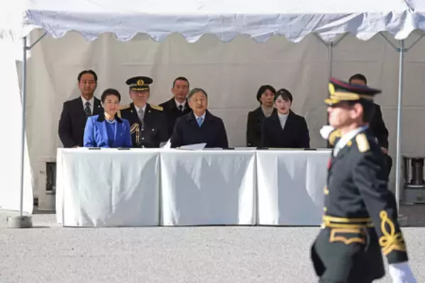 天皇ご一家、皇宮警察視閲式に＝皇居