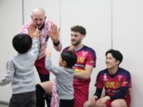 犯罪被害遺児らがバレー観戦