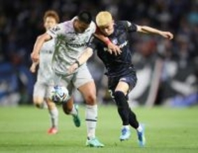 競り合う南野と上島　Ｊリーグ