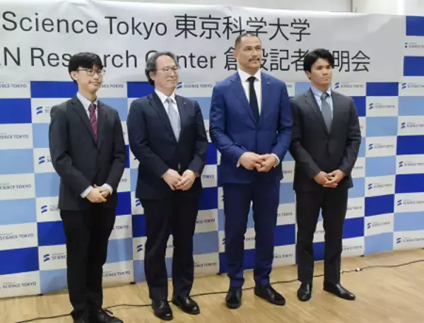 記者会見の室伏氏ら