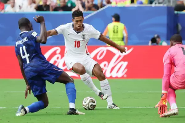 攻め込むベリンガム　Ｗ杯サッカー