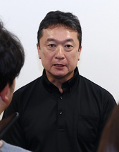 取材に応じる三笠ＧＭ　プロ野球