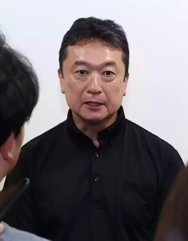 取材に応じる三笠ＧＭ　プロ野球