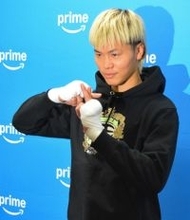 取材に応じる那須川