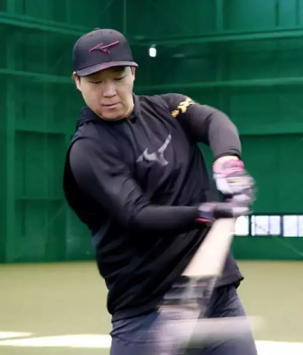 ティー打撃を行う大山　プロ野球