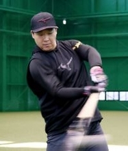 ティー打撃を行う大山　プロ野球