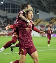 喜ぶ大迫　サッカー