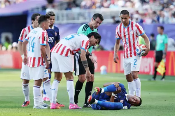 倒されたエムバペ　Ｗ杯サッカー