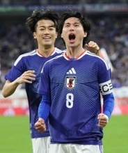 喜ぶ南野　サッカー日本代表