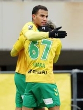 抱き合うカルリーニョスジュニオ