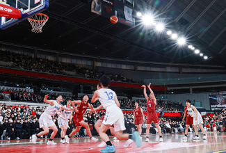 フリースローを放つ大槻