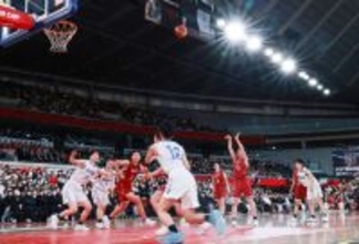 フリースローを放つ大槻