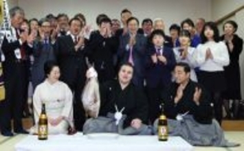 タイを手にする安青錦