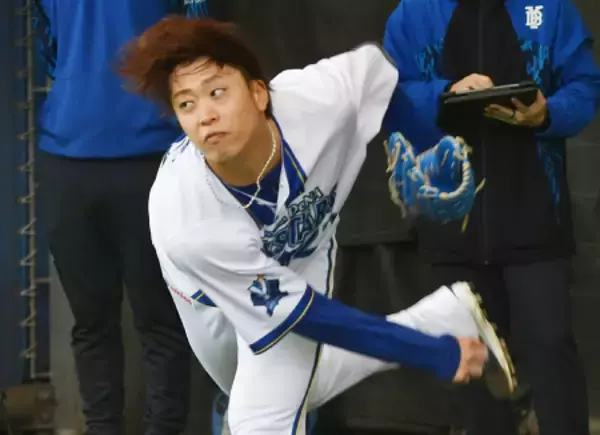 投球練習する入江　プロ野球