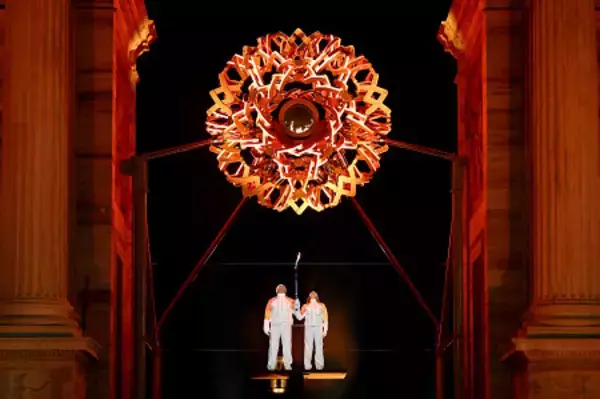 聖火台に点火したトンバさんら　五輪