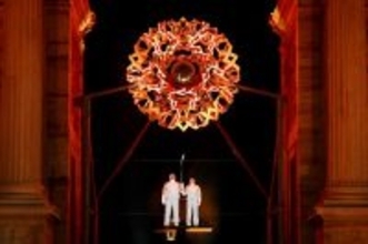 聖火台に点火したトンバさんら　五輪