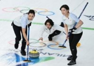 ストーンを放つ吉村　五輪