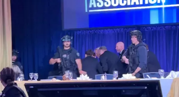 夕食会で発砲、米大統領ら退避