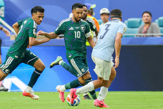 攻め込むＳ・ドサリ　Ｗ杯サッカー