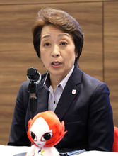 記者会見する橋本会長