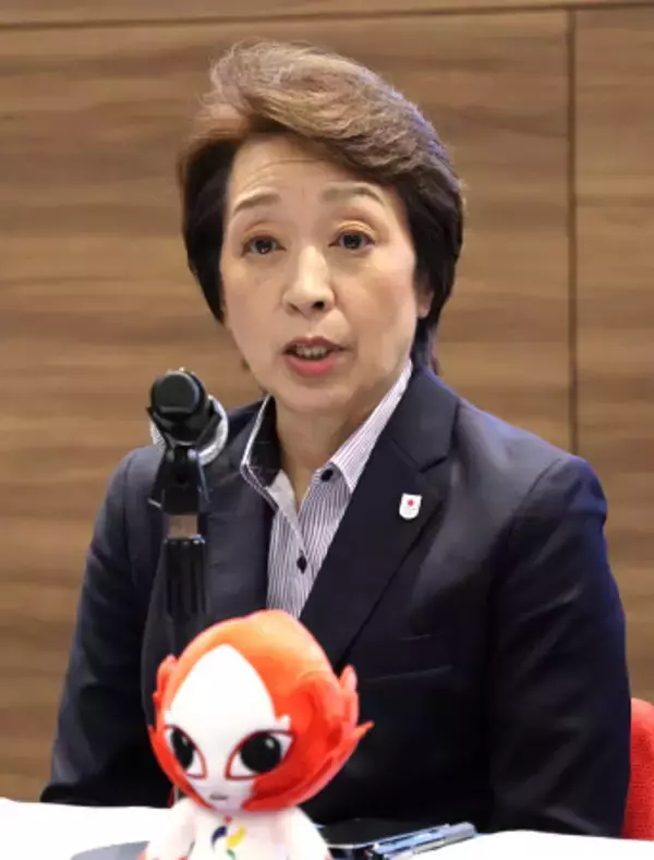 記者会見する橋本会長