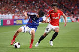 「競り合う長沼と近藤　Ｊリーグ」の画像1