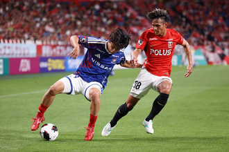 競り合う長沼と近藤　Ｊリーグ