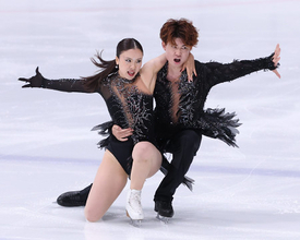 演技する吉田、森田組　フィギュア