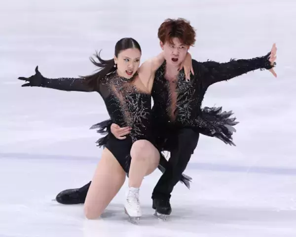 演技する吉田、森田組　フィギュア