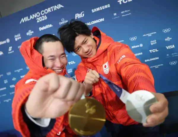 撮影に応じる木村と木俣　五輪