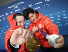 撮影に応じる木村と木俣　五輪