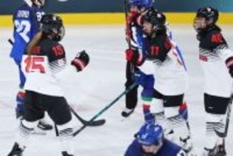 浮田のゴールを喜ぶ志賀紅ら　五輪