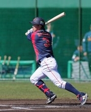 安打を放つ小園　野球