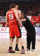 指示を出す桶谷監督