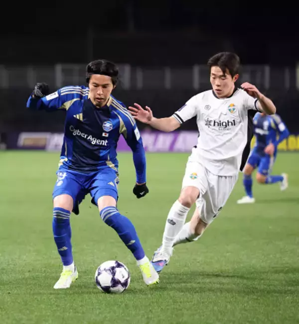 競り合う中山　ＡＣＬサッカー