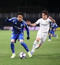 競り合う中山　ＡＣＬサッカー