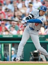 安打を放つ大谷