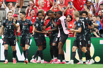 祝福されるラリン　Ｗ杯サッカー