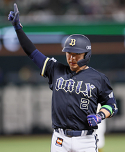 喜ぶ若月　プロ野球