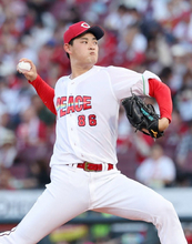 力投する岡本　プロ野球