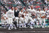 「駆け出す拓大紅陵の選手　高校野球」の画像1