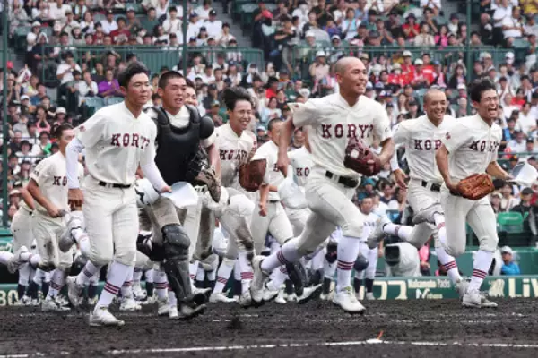 駆け出す拓大紅陵の選手　高校野球