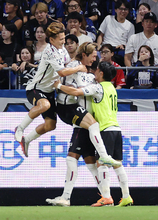 喜ぶ長倉ら　Ｊリーグ