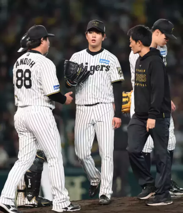 阪神の高橋、まさかの降板＝プロ野球・日本シリーズ